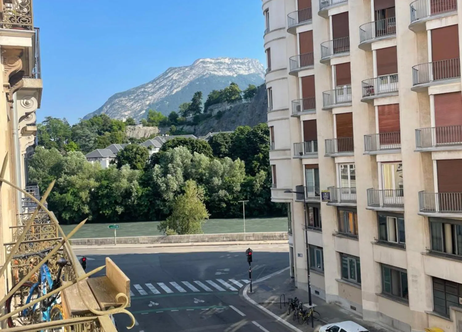 L Atypique D Edouard Daire Grenoble Fransa